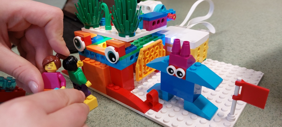 Kolorowe roboty edukacyjne LEGO Education zbudowane przez dzieci na warsztatach FA-BRYKA